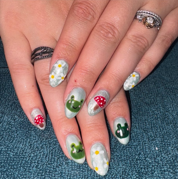 Frog and daisy nails